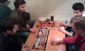 Arkivbilde. Hvem er med å spiller? Premie til den som gjetter riktig uten å jukse...