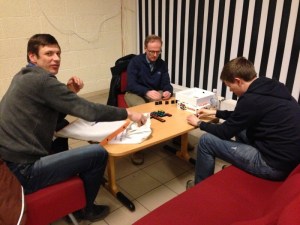 Når alle var opptatt med spill, var det ingen pause for PG-ere, som fylte tiden med Qwirkle.