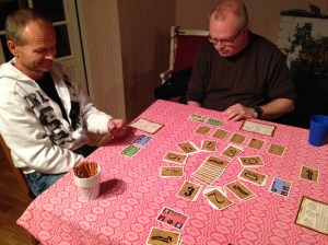 Innovation var i gang på en flott, rosa duk på et flott, vippete bord.