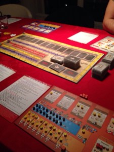 Hovedbrettet i midten skal fylles med kort og har forskjellige skalaer til å vise inntekt til spillerne.