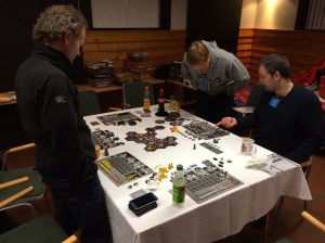 Mye stående aktivitet med så stort bord og mye å følge med på.