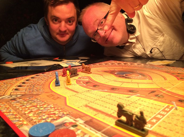 Frodo og Peter koser seg.