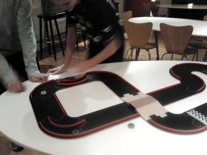 8 tall og hopp fungerer som et godt fluepapir på mobilspillende ungdom.