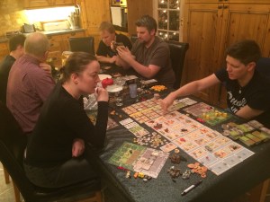 Tiny Epic Kingdoms - så Tiny at det nesten ikke synes innerst på bordet...