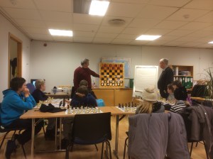 Rudi Sersch lærer bort, mens Olav Skjæveland ser at alt går riktig for seg