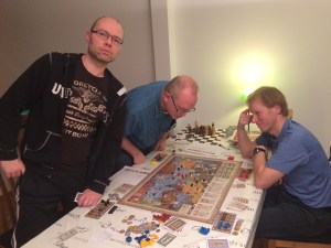 Når man tenker, skal man stå. Festlige seanser i et ellers alvorlig spill.