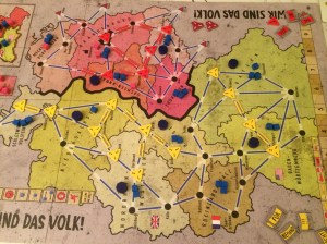 Slutten av runde 3: Østlige og vestlige fabrikker har blit bygd kraftig ut.