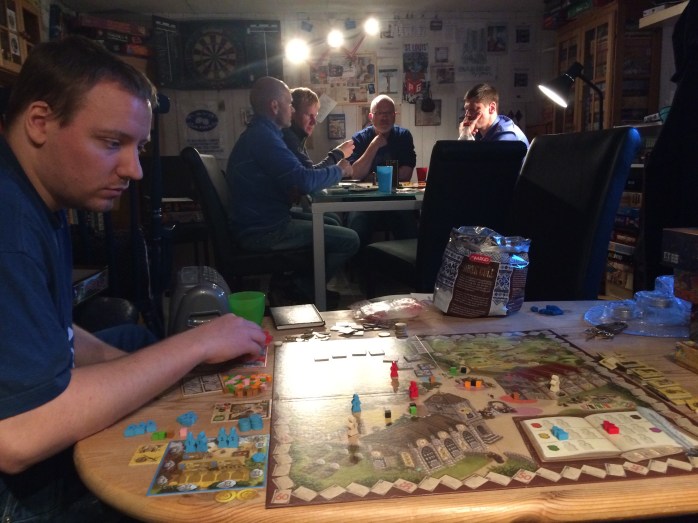 Endelig to bord med aktivitet i Grotten igjen!