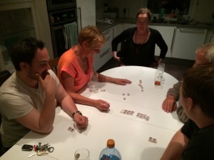 Kate konsentrerer seg for å få gode terningkast?