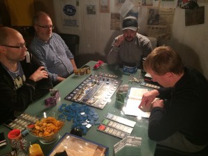 Regelheftet var såpass oversiktlig at vi kun trengte 15 minutter før vi var i gang!