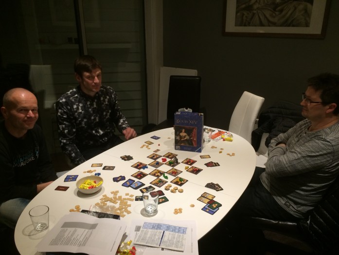 Smilene sitter løst når en spiller Solkongen - Louis XIV