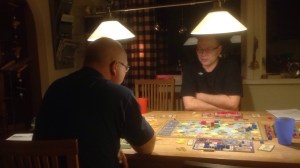 Kinainspirerte hodeplagg preget spillet i åpningen. 