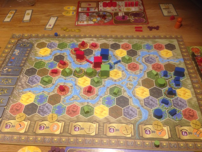 Fortsatt god plass på brettet med kun 3 spillere, men mye god tett bygging likevel da spillerne profiterer på å bygge ved siden av hverandre.