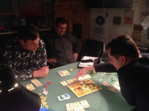 Kjøp et kort, sett ut brikker og flytt. Enkelt, men likevel så vanskelig...