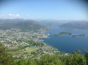 For første gang var det shortsvær i Grotten, sees nede til venstre i bildet!