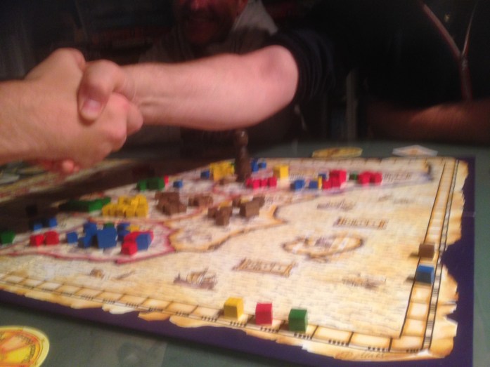 Handshake for peace - Peter(gul) slå Robert(rød) og Sveinmain(grønn) i siste trekk i siste runde.