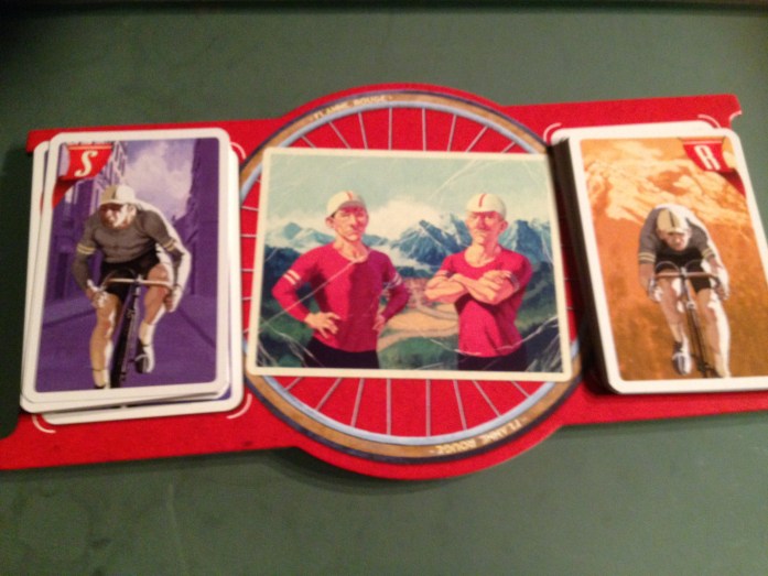 Brettet - trekk 4 kort og velg et kort fra hver bunke som alle snur samtidig. 