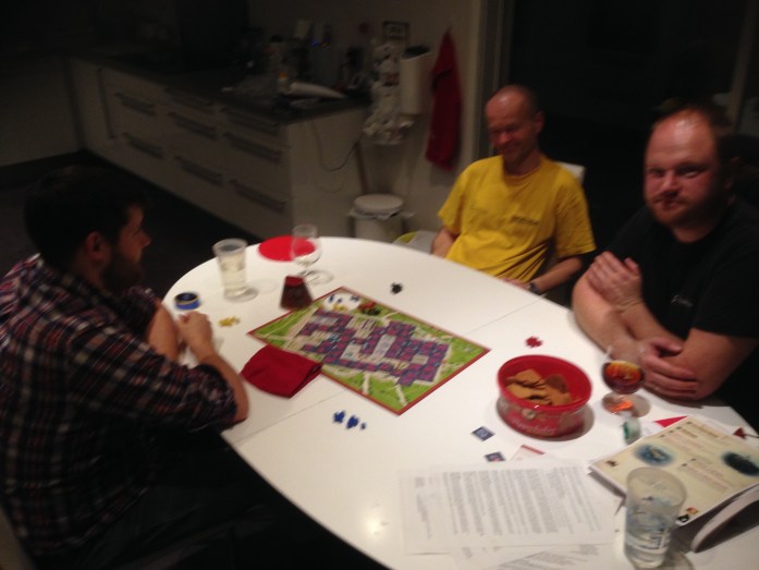 4 svette spillere etter å ha kjempet seg ut av lava og røyk!