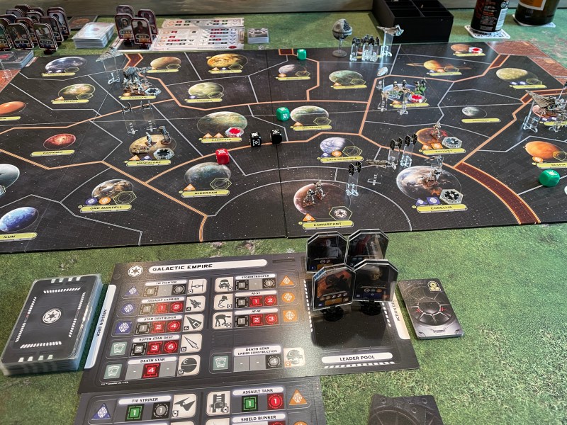 Oversikt over spillebrettet fra starten.