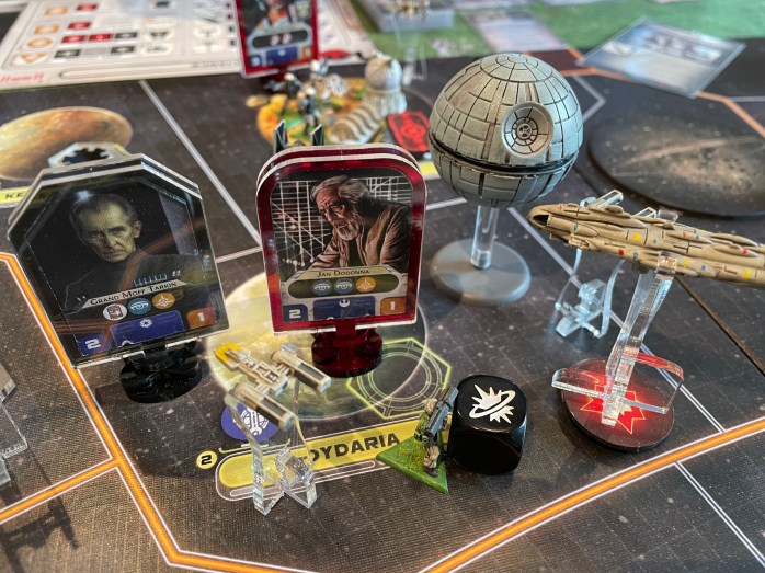 Dødsstjernen og en terning som viser at døddstjernen blir eliminert.