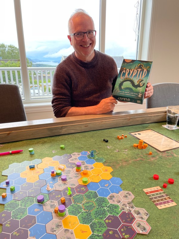 Peter holder opp Cryptid