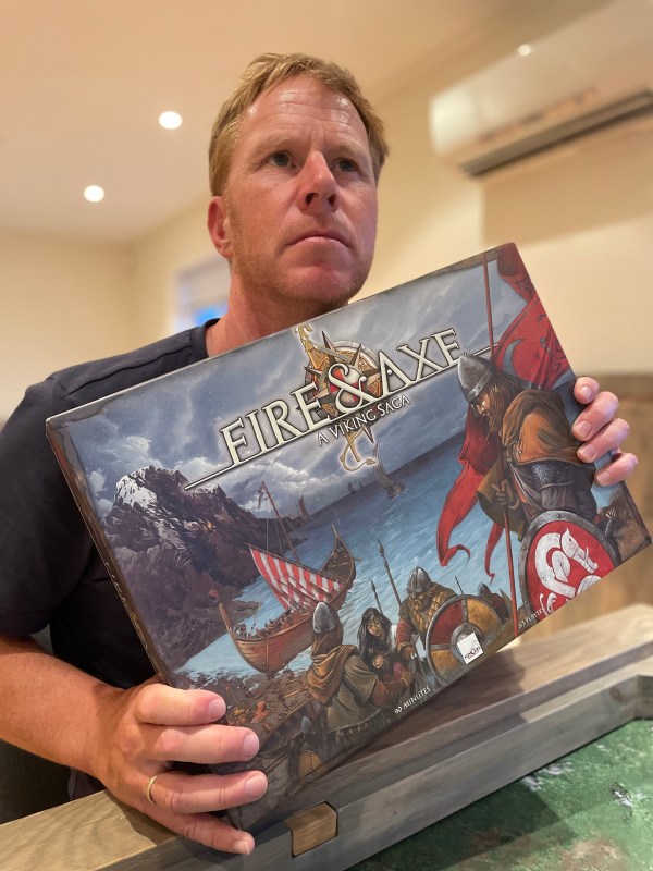 Sveinmain holder opp Fire &  Axe: A viking saga